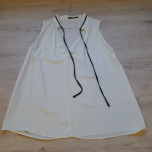BLUSA BLANCA SIN MANGAS CON DETALLE LAZO PARA CUELLO