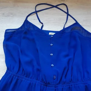 VESTIDO GASA CON FORRO AZUL Y TIRANTES CRUZADOS (PEQUEÑO ENGANCHÓN PARTE TRASERA -FOTO-)