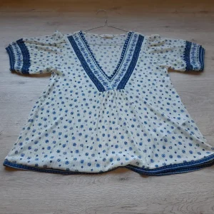 BLUSA M/C BLANCA CON ESTAMPADO AZUL SUELTA