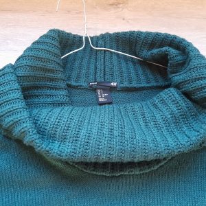 VESTIDO MIDI DE PUNTO VERDE OSCURO Y CUELLO VUELTO