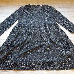VESTIDO M/L NEGRO CON PIZCAS BLANCAS Y FORRO