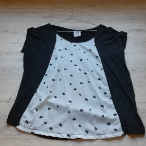 CAMISETA M/C NEGRA Y BLANCA CON ESTAMPADO GATOS