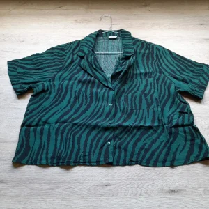 CAMISA M/C MUJER VERDE CON RAYAS NEGRAS