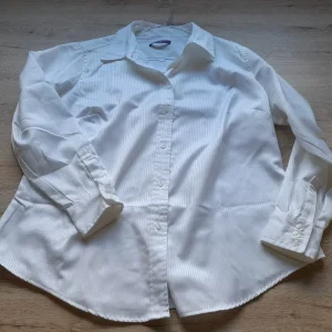 CAMISA BLANCA M/L MUJER CON RAYAS BLANCAS
