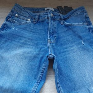 PANTALÓN VAQUERO AZUL CON BORDADO EN PIERNA