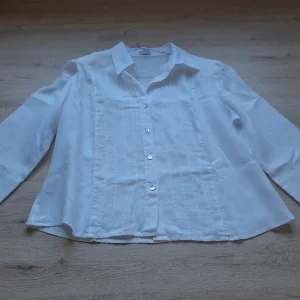 BLUSA BLANCA CON MANGA FRANCESA Y HOMBRERAS