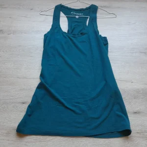CAMISETA TIRANTE VERDE MAR (PEQUEÑO ROTO PARTE BAJA DELANTERA)