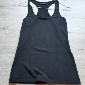 CAMISETA TIRANTES NEGRA (PEQUEÑO ROTO PARTE DELANTERA)