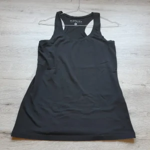 CAMISETA TIRANTES NEGRA (PEQUEÑO ROTO PARTE DELANTERA Y TRASERA)