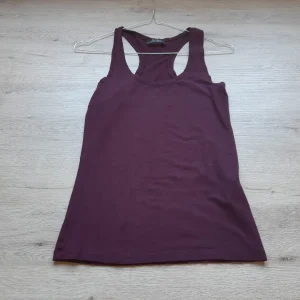 CAMISETA TIRANTES MORADA