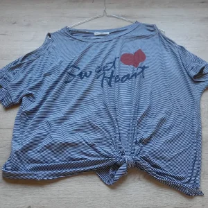 CAMISETA M/C MARINERA CON DIBUJO Y NUDO CINTURA , CON HOMBROS DESCUBIERTOS