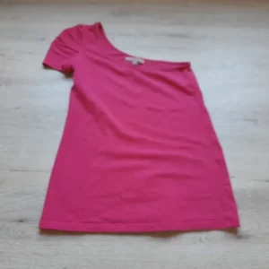 CAMISETA ROSA FUCSIA CON UN HOMBRO DESCUBIERTO