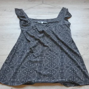 CAMISETA TIRANTES GRIS CON DISEÑO (PEQUEÑO ROTO PARTE TRASERA, ZONA DE ETIQUETA)