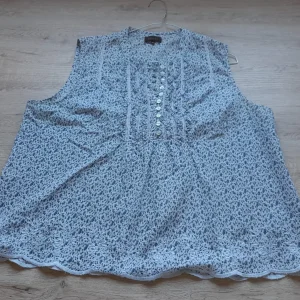 BLUSA SIN MANGAS BLANCA CON ESTAMPADO FLORAL EN TONOS AZULES