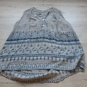 BLUSA SIN MANGAS MARRÓN CON ESTAMPADO AZUL