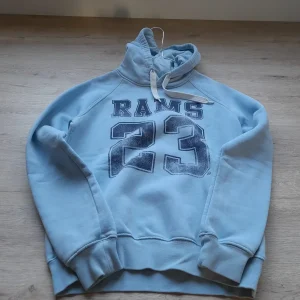 SUDADERA CON CAPUCHA Y LOGO RAMS23