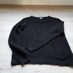 JERSEY DE PUNTO NEGRO CON DETALLE DE BOTONES EN ESPALDA
