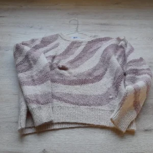 JERSEY CORTO BEIGE Y ROSA ( DETERIORADO PARTE DELANTERA - FOTOS- )