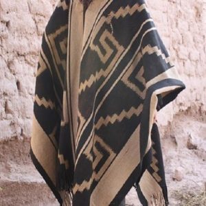 PONCHO ATADO A139 – INCA NEGRO/BEIGE – UN PAÑO – TRAMA Y URDIMBRE FINA – SOLO POR PEDIDO