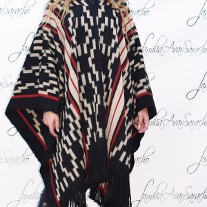 PONCHO ATADO A174/1 – UN PAÑO TRAMA FINA, URDIMBRE FINA – SOLO POR PEDIDO