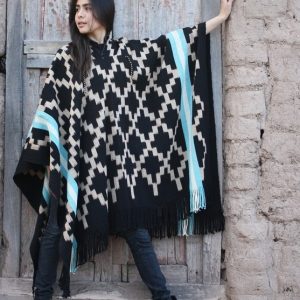 PONCHO ATADO A197 – UN PAÑO. TRAMA FINA, URDIMBRE FINA