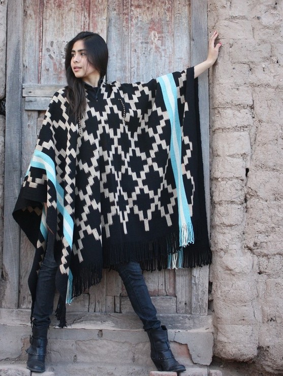 PONCHO ATADO A197 – UN PAÑO. TRAMA FINA, URDIMBRE FINA