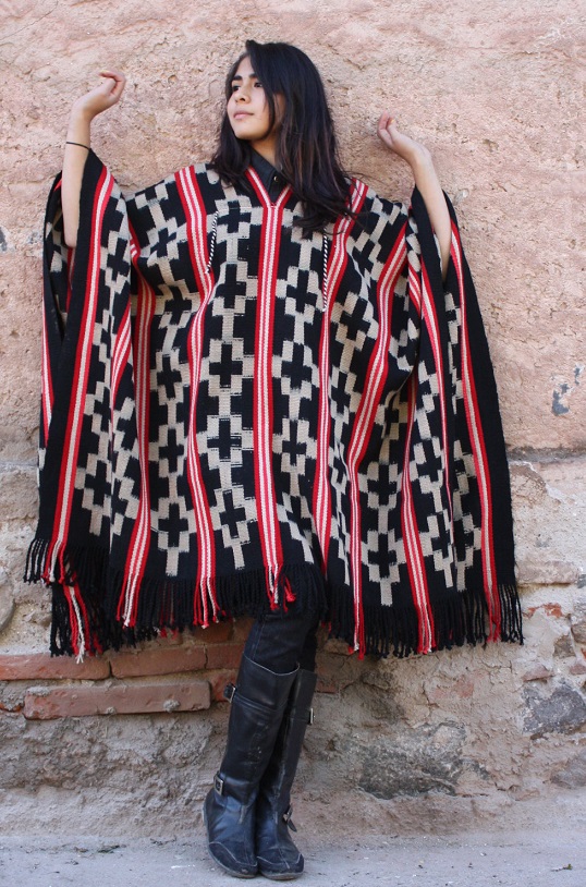 PONCHO ATADO A210 – UN PAÑO TRAMA FINA, URDIMBRE FINA