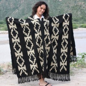 PONCHO ATADO A215 – UN PAÑO TRAMA FINA, URDIMBRE FINA