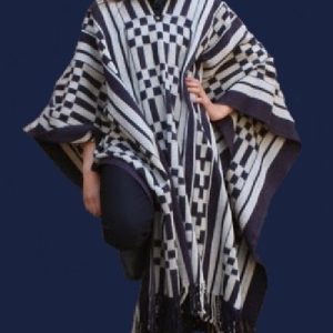 PONCHO ATADO A001/01 – AÑIL – UN PAÑO – TRAMA Y URDIMBRE FINA   EMPEDRADO – SE REALIZA POR PEDIDO