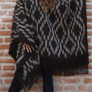 PONCHO ATADO A002/08 – SANTAMARIANO –  UN PAÑO – TRAMA Y URDIMBRE FINA CAMPO COMPLETO – SE REALIZA POR PEDIDO