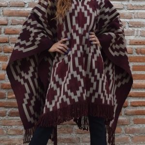 PONCHO ATADO A002/09 – BORDEAUX – UN PAÑO – TRAMA Y URDIMBRE FINA CAMPO COMPLETO – SE REALIZA POR PEDIDO
