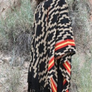 PONCHO ATADO A221 – UN PAÑO. TRAMA FINA, URDIMBRE FINA