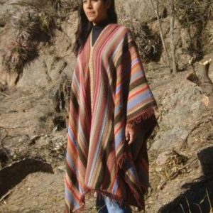 PONCHO DE OVEJA O526 RECREACIÓN ALTOPERUANO – SOLO POR PEDIDO