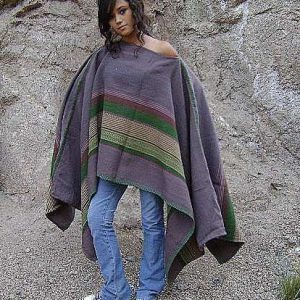 PONCHO DE OVEJA O562 RECREACIÓN ALTOPERUANO – SOLO POR PEDIDO