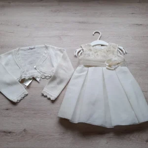 VESTIDO NIÑA BEIGE CON DETALLES FLORALES Y CHAQUETA DE PUNTO
