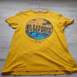 CAMISETA AMARILLA M/C CON LOGO