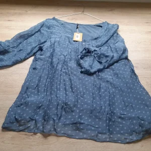 BLUSA LARGA AZUL CON FORRO Y ESTAMPADO DE LUNARES Y MANGA FRANCESA Y BOTONES