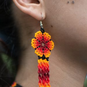 Aretes colgantes de flor