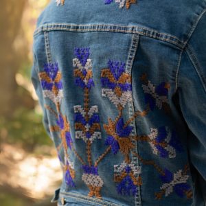 Chamarra de Mezclilla con Bordado Azul