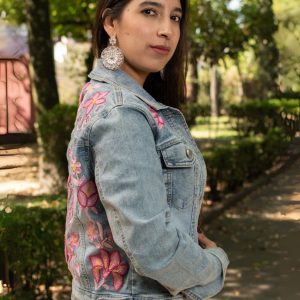 Chamarra de Mezclilla con Flores Rosas