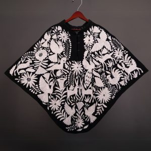 Quexquémetl Poncho Negro con Blanco